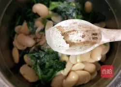 Illustration of how to make white kidney beans mixed with spinach 13