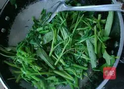 Illustration of how to make garlic water spinach 5