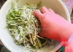 Illustration of how to make steamed chrysanthemum chrysanthemum mixed with soy sauce 3