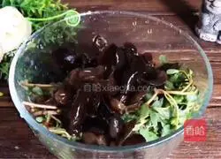 Illustration of how to make fungus mixed with purslane 2