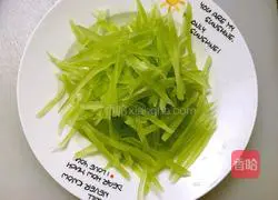 Illustration of how to make shredded lettuce 1