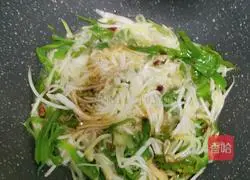 Illustration of how to make spicy stir-fried gourds 4