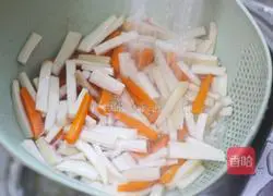 Illustration of how to stir-fry carrots with king oyster mushrooms 5