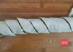 Illustration of how to make plain rolls with three shreds and dipped in pickles 14