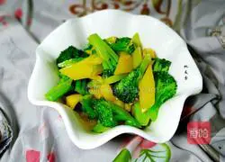 Illustration of how to stir-fry broccoli with yellow pepper 17