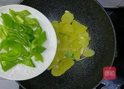 Illustration of how to make green pepper and potato slices 12