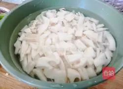 Illustration of how to make spicy and sour lotus root 2