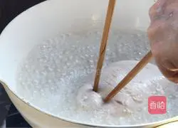 Illustration of how to mix amaranth stems with shredded chicken 12 