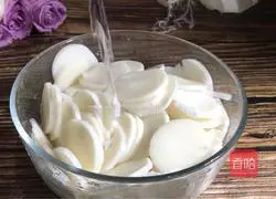 Illustration of how to make fried rice cakes with vegetables and eggs 1