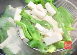 Illustration of how to stir-fry green pepper and dried tofu rim 7