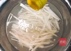 Illustration of how to make crispy lotus root 4