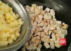 Illustration of how to stir-fry taro, potatoes and sweet potatoes 5