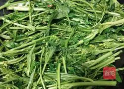 Illustration of how to stir-fry cauliflower in garlic oil 5