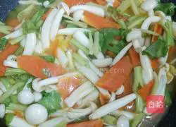 Illustration of how to make fried carrots with seafood mushrooms 5