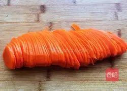 Illustration of how to make garlic and carrot shreds 4