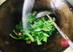 Illustration of how to stir-fry Chinese cabbage with mushrooms 6