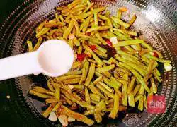 Illustration of how to make dry stir-fried beans 14