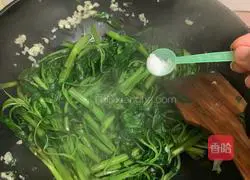 Illustration of how to make spicy garlic water spinach 3