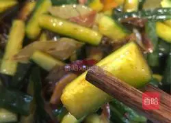 Illustration of how to make refreshing and appetizing spicy and sour cucumber strips 6