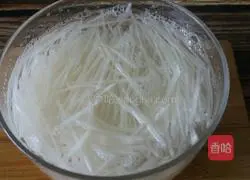 Illustration of how to mix white radish shreds 3