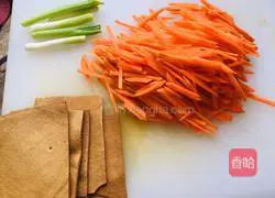 Illustration of how to make fried tofu with shredded carrots 1