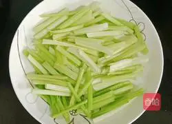 Illustration of how to make fried pork slices with lotus root 5