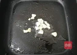 Illustration of how to stir-fry mushrooms with garlic and asparagus 3