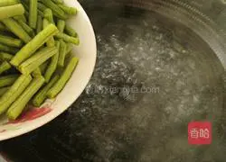 Illustration of how to make fried beans with green pepper 5