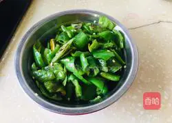 Illustration of how to cook green peppers with black bean paste 7