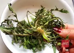 Illustration of how to mix shepherd's purse with dried fragrant 1