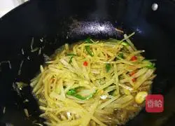 Illustration of how to make shredded potatoes 5