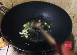 Illustration of how to stir-fry rapeseed with mushrooms 2