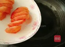 Illustration of how to stir-fry lotus root with tomatoes 4
