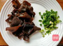 Illustration of how to stir-fry celery with yuba 4