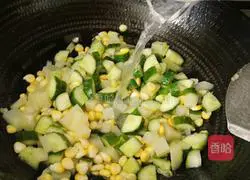 Illustration of how to stir-fry potatoes, cucumbers and corn 7