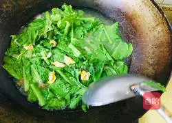 Illustration of how to make sea rice, salted egg and bamboo shoot leaf soup 7