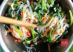 Illustration of how to mix spinach with vermicelli 14