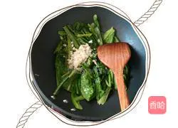 Illustration of how to make lettuce with oyster sauce 3