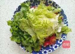 Illustration of how to make lettuce with olive oil 6
