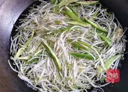 Illustration of how to make cold mung bean sprouts 2