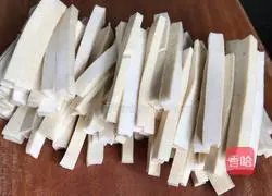 Illustration of how to make celery and dried tofu 1