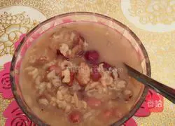 Illustration of how to make walnut, peanut and red date porridge 9