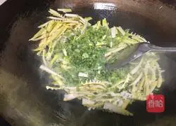 Illustration of how to stir-fry bamboo shoots with pickled vegetables 5