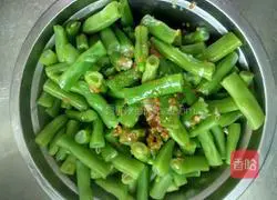 Illustration of how to make cold green beans 9
