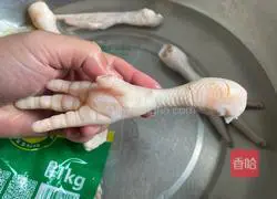Illustration of how to make Thai spicy and sour chicken feet 1