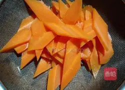 Illustration of how to stir-fry carrots with zucchini 3