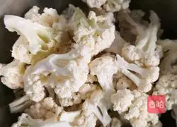 Illustration of how to cook tomatoes and cauliflower 1