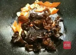  Illustration of how to make fried cucumber and carrots with fungus 5