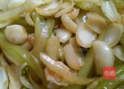 Illustration of how to stir-fry celery and lily 6