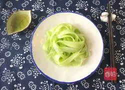 Illustration of how to make sweet and sour cucumber shreds 5